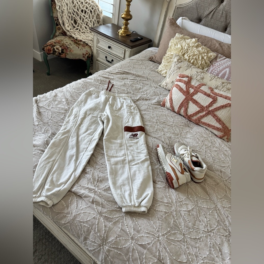 New Balance Outfit Set 550 Sneakers + Bandier Joggers Cream Brown S